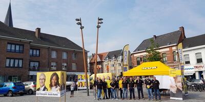 De gele campagnegolf in Ekerenv